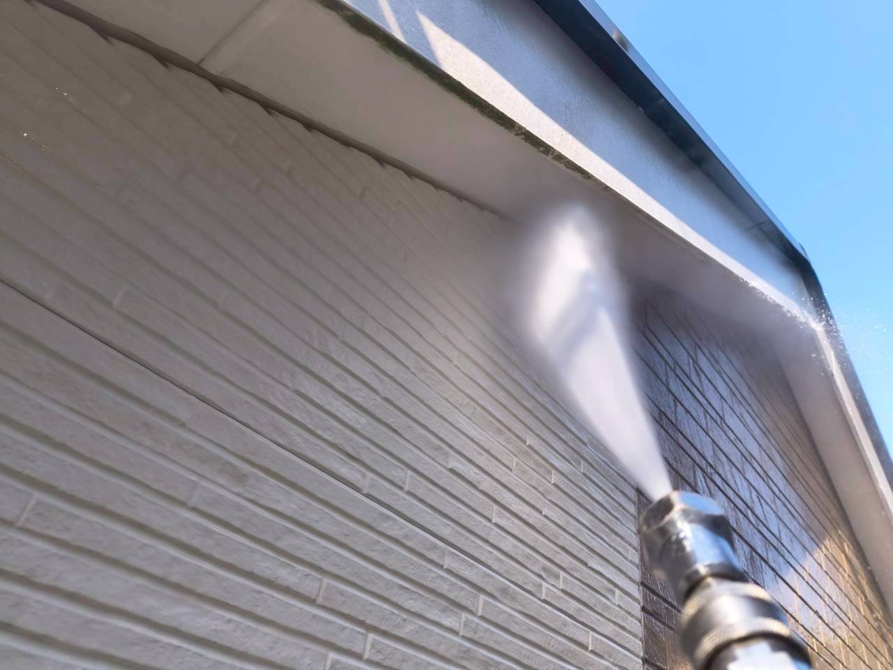 屋根と外壁の継ぎ目を高圧洗浄中